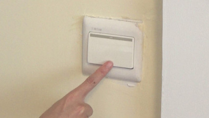 家里開關臟了怎么辦？媽媽教我這一招，輕輕一抹就干凈，告別安全隱患！